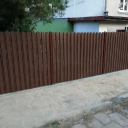 montaż ogrodzenia i ułożenie kostki