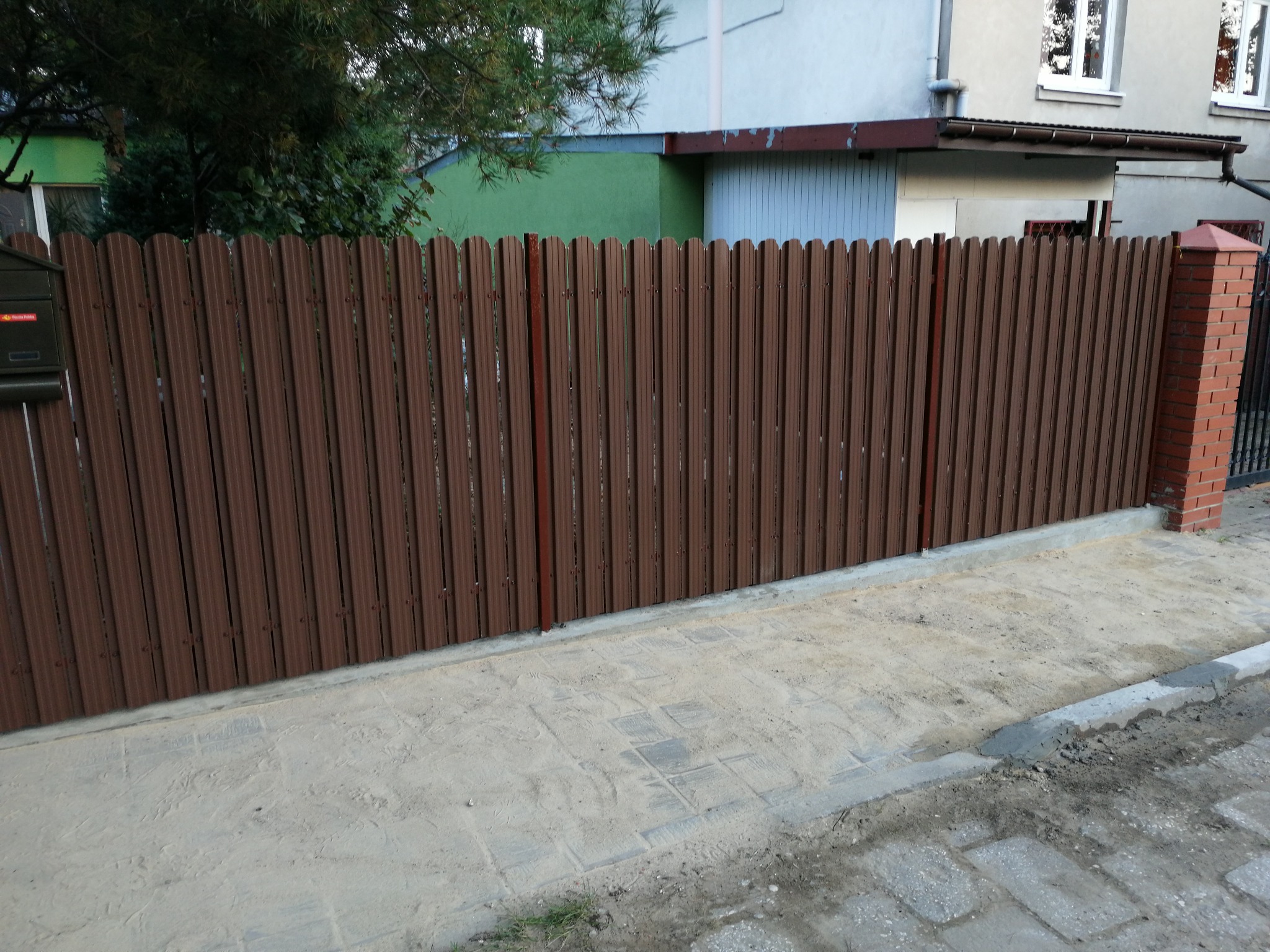 montaż ogrodzenia i ułożenie kostki