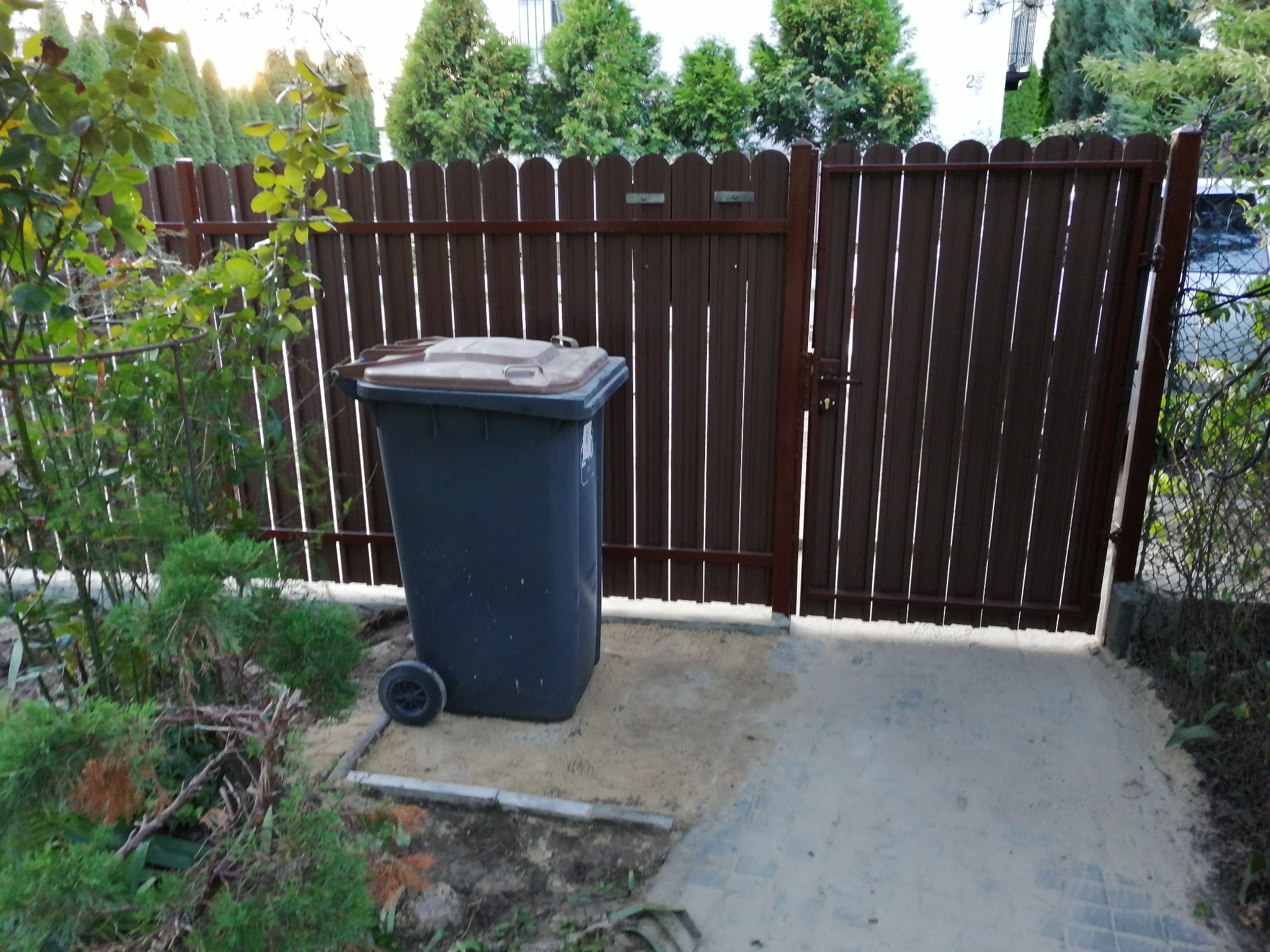 Wejście do Furtki i Ułożenie z Kostki Miejsca na Pojemnik z Odpadami