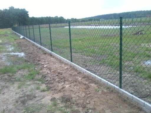 montaż ogrodzenia na działce przy domu