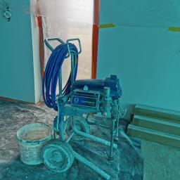 Szpachlowane oraz malowanie ścian metodą natryskowa 