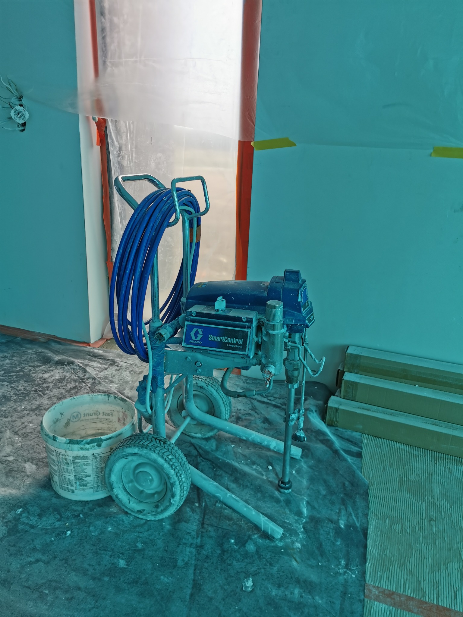 Szpachlowane oraz malowanie ścian metodą natryskowa