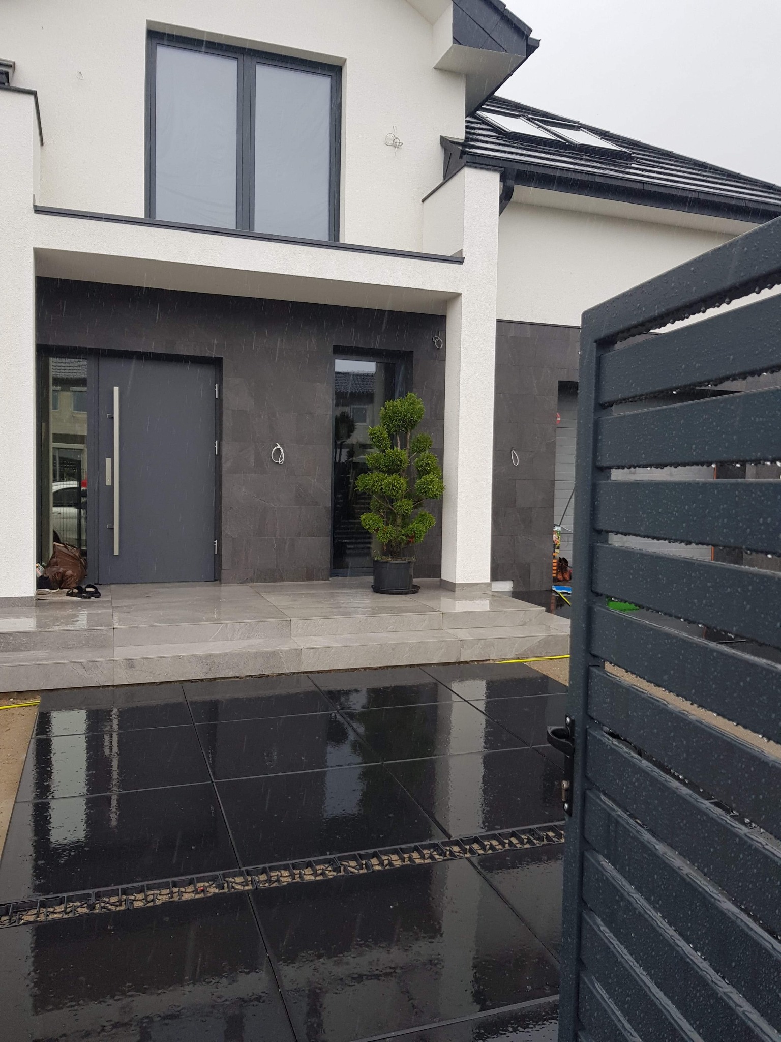 Budowa domu jednorodzinnego z wykończeniem pod klucz wraz z zagospodarowaniem terenu