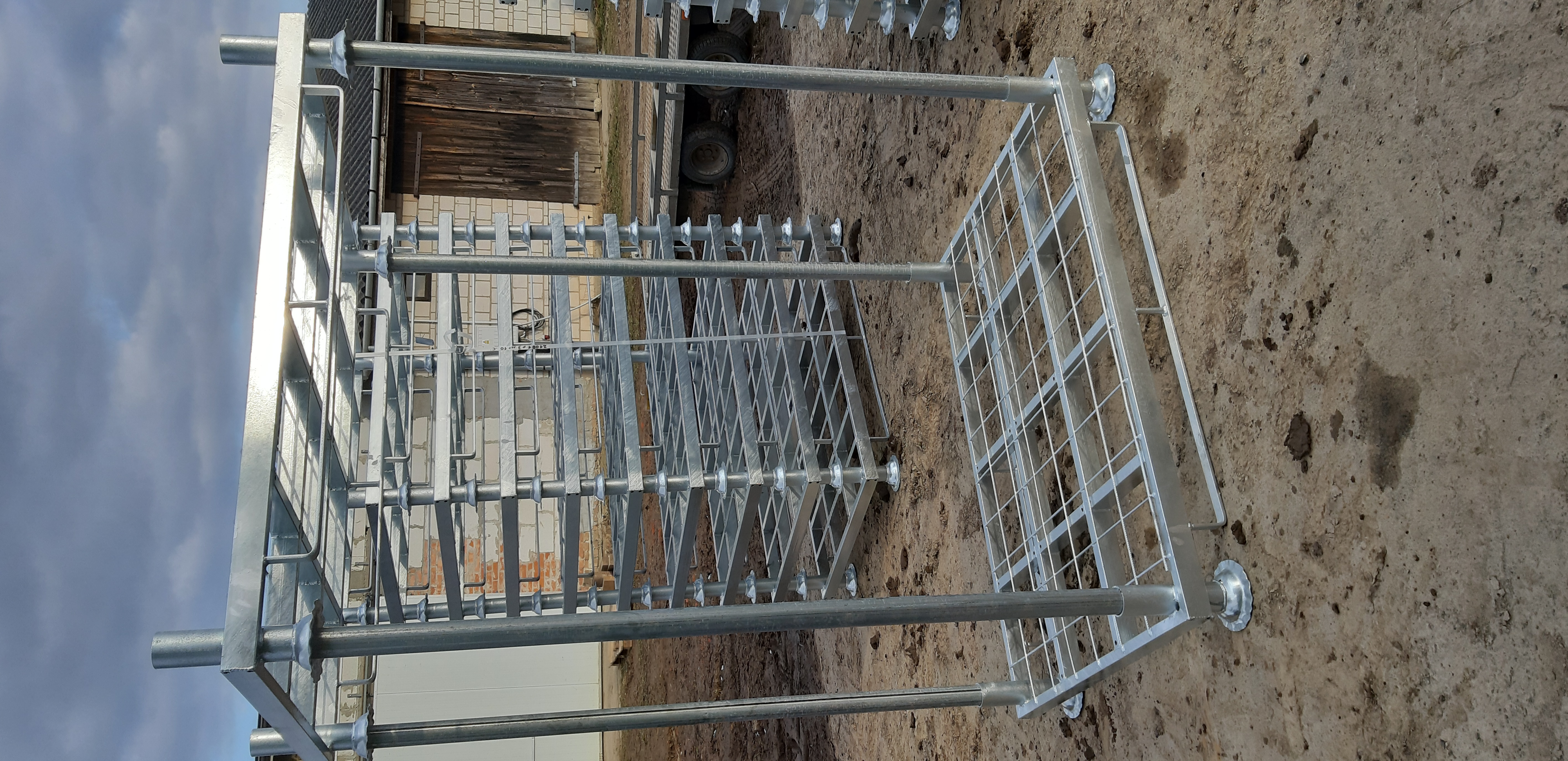 Stalowa, ocynkowana konstrukcja modułowa z siatkowym wypełnieniem, prawdopodobnie element hali magazynowej, widoczne elementy montażowe.