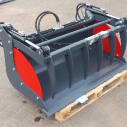 Szaro-czerwony chwytak rolniczy z hydraulicznymi siłownikami, umieszczony na palecie EPAL, widoczne przewody hydrauliczne i elementy mocujące.