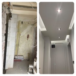 ELB-BUD - Porównanie stanu surowego i wykończonego pomieszczenia: po lewej stronie ściany z pustaków, widoczne instalacje, worki z zaprawą i narzędzia; po prawej stronie wykończone wnętrze z oświetleniem...