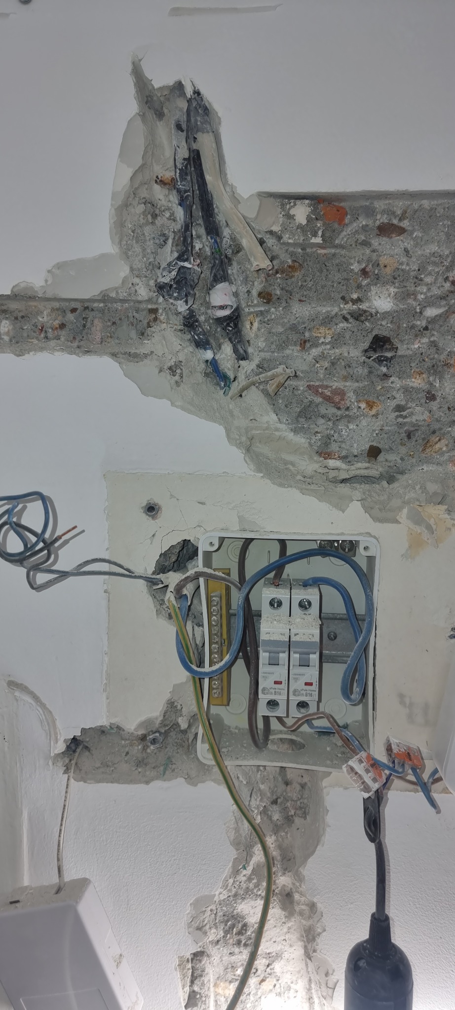 Wymiana całej instalacji elektrycznej w bloku z wielkiej płyty, wykonane gładzie oraz malowanie.