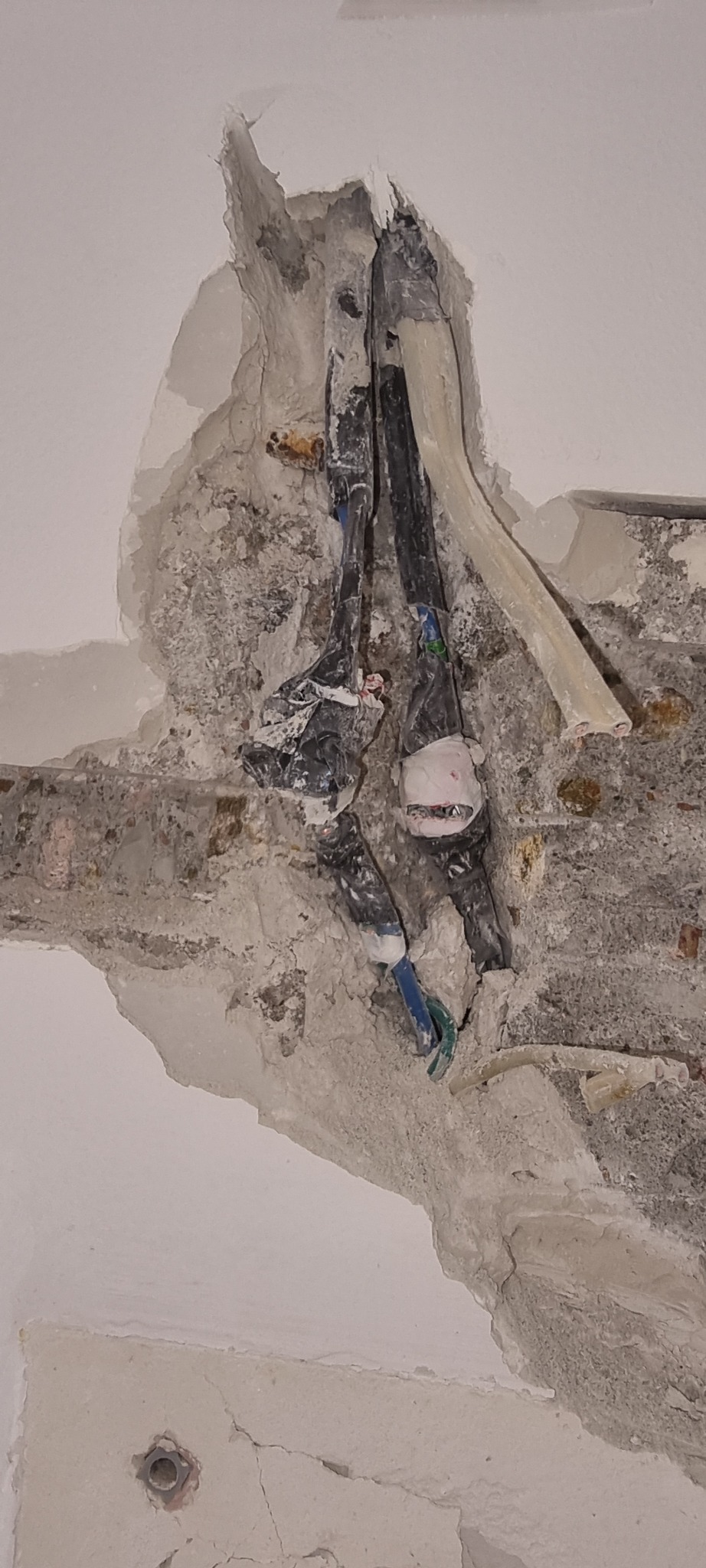 Na zdjęciu możemy zaobserwować jeden z powodów dla których nasza klientka, zdecydowała się na kompleksowy remont.