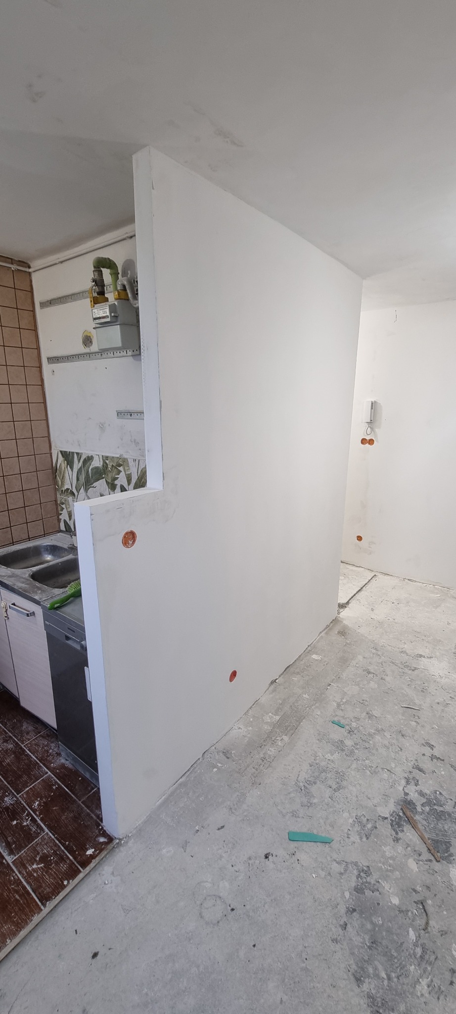 Kolejna realizacja wymiany całej instalacji elektrycznej. Wraz z odbudową ścian oraz malowaniem.