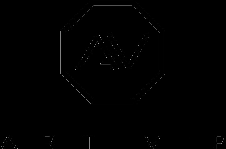 Minimalistyczny logotyp firmy ART VIP przedstawiający litery AV wewnątrz ośmiokąta, całość w kolorze białym na czarnym tle.