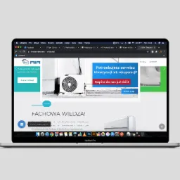 Ekran laptopa MacBook Pro wyświetlający stronę internetową firmy oferującej usługi klimatyzacji i rekuperacji, z widocznymi elementami interfejsu przeglądarki Chrome i ikonami aplikacji na pasku...