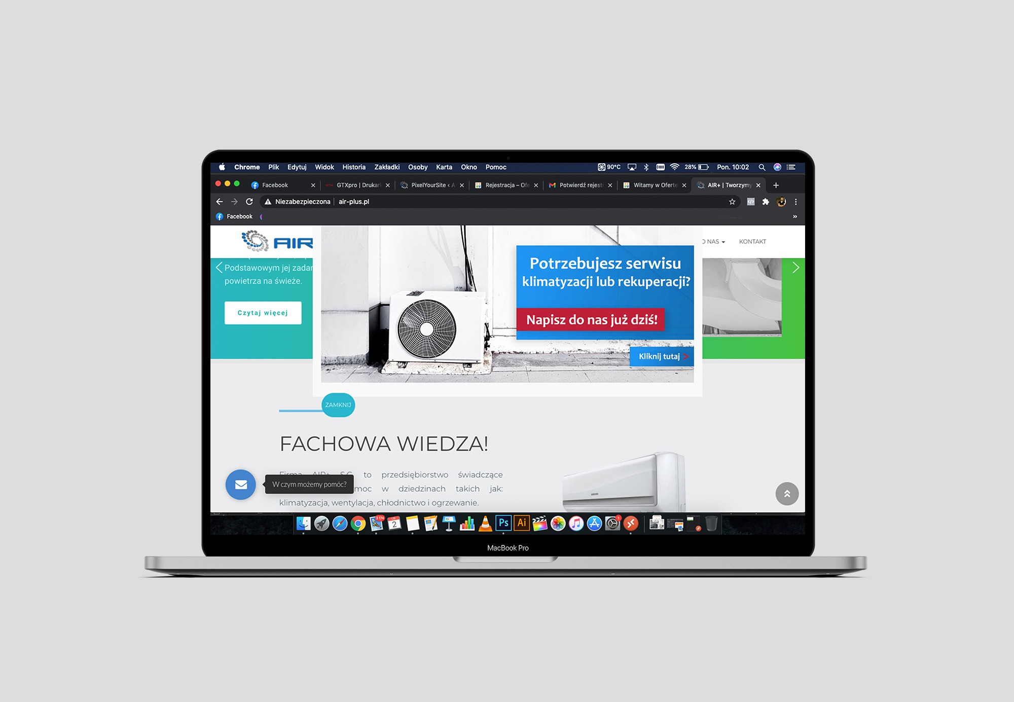 Ekran laptopa MacBook Pro wyświetlający stronę internetową firmy oferującej usługi klimatyzacji i rekuperacji, z widocznymi elementami interfejsu przeglądarki Chrome i ikonami aplikacji na pasku...