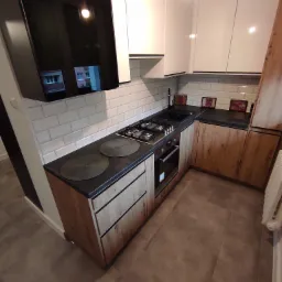 Zakrez prac: Płytki podłogowe, ścienne, podłączenie kuchenki oraz zlewu. Montaż mebli kuchennych.