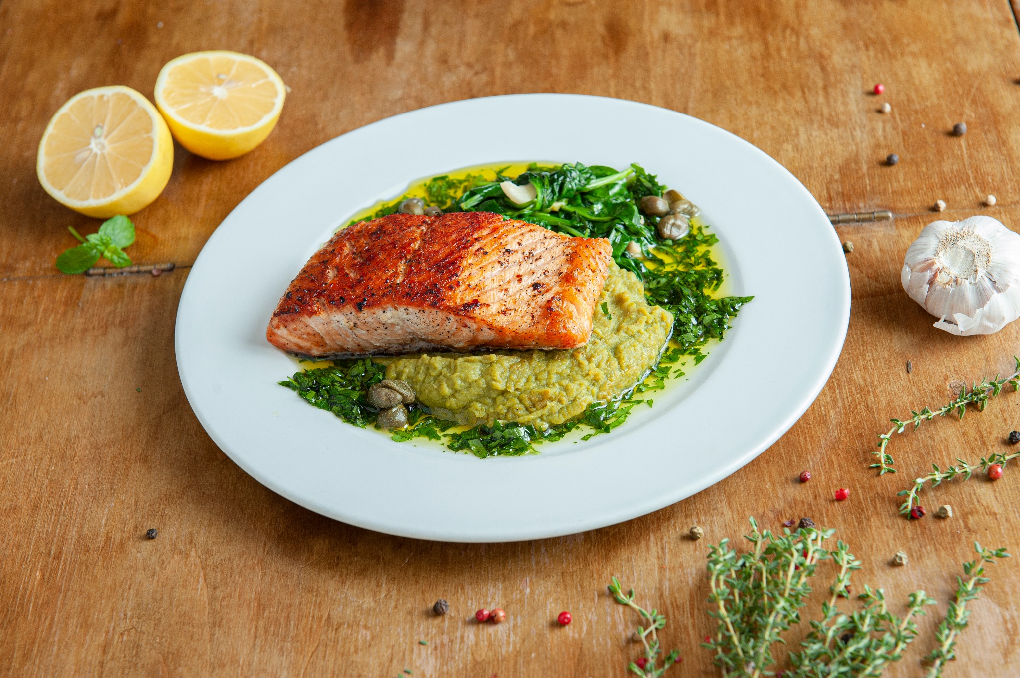 Filet z łososia, puree z zielonego groszku, sos salsa-verde