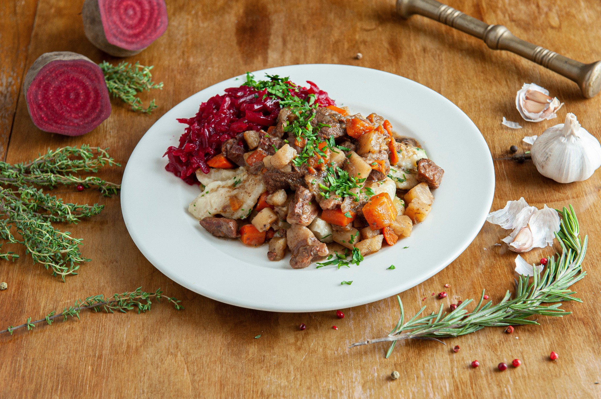 Gulasz z dzika podany na domowych kopytkach