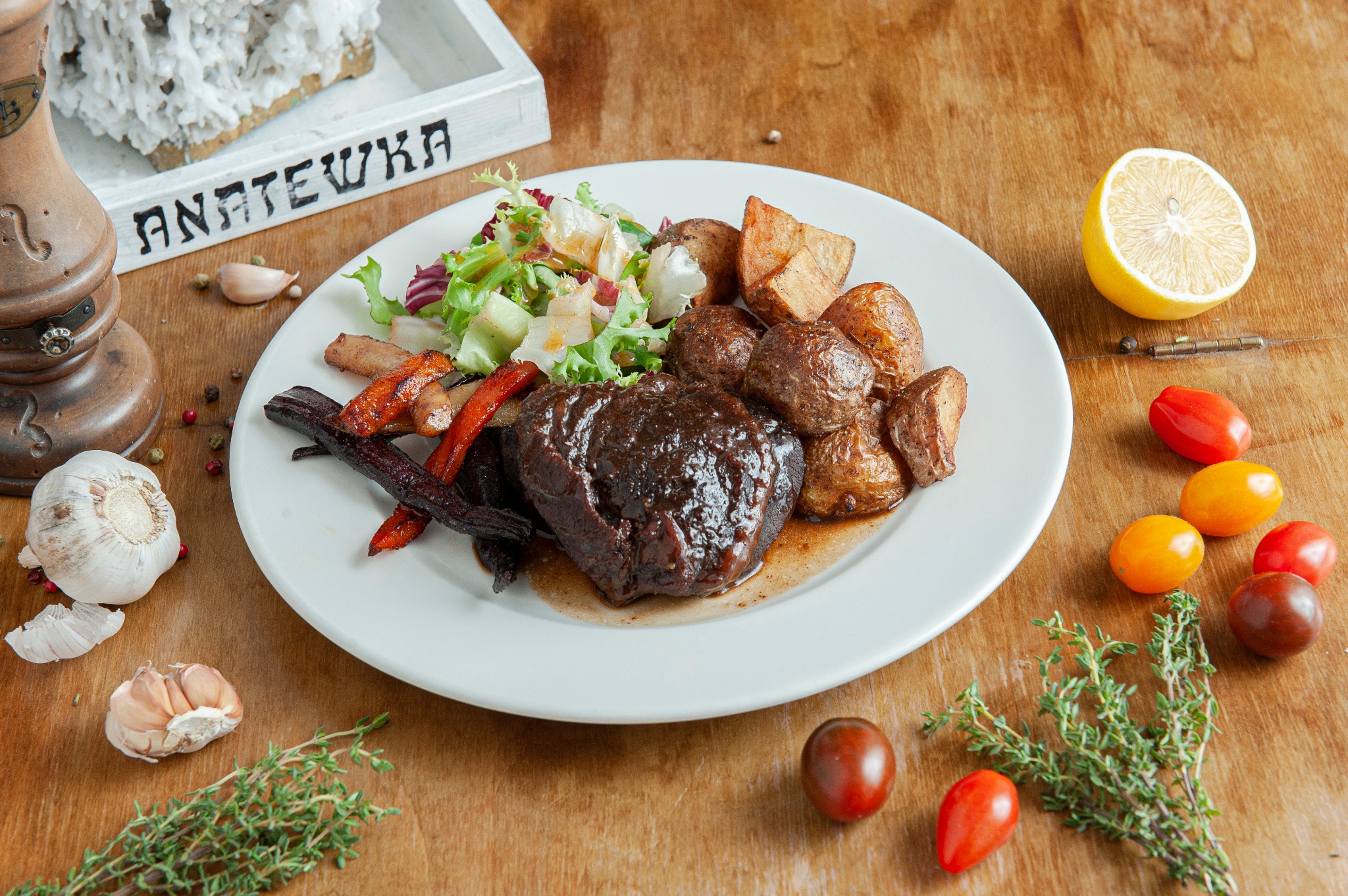 Marynowane w kwasie chlebowym poliki cielęce podane na ziemniakach opiekanych