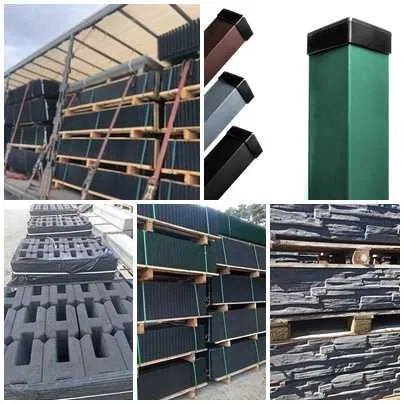 Skompletowane elementy ogrodzeń: panele, słupki z nasadkami, podmurówka, ułożone na paletach i w transporcie. Różne materiały i kolory.