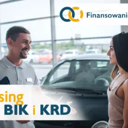 Mężczyzna w salonie samochodowym prezentuje auto klientce, z tekstem 'Leasing bez BIK i KRD' na pierwszym planie oraz logo 'Finansowanieauta.pl' w prawym górnym rogu.