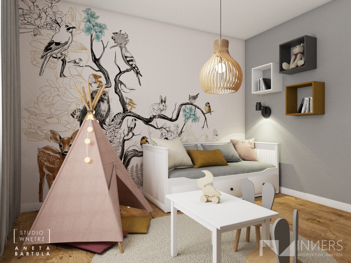 Pokój dziecięcy z namiotem tipi, białym biurkiem z króliczymi krzesłami, tapetą z motywem zwierząt i roślin oraz drewnianą lampą wiszącą.