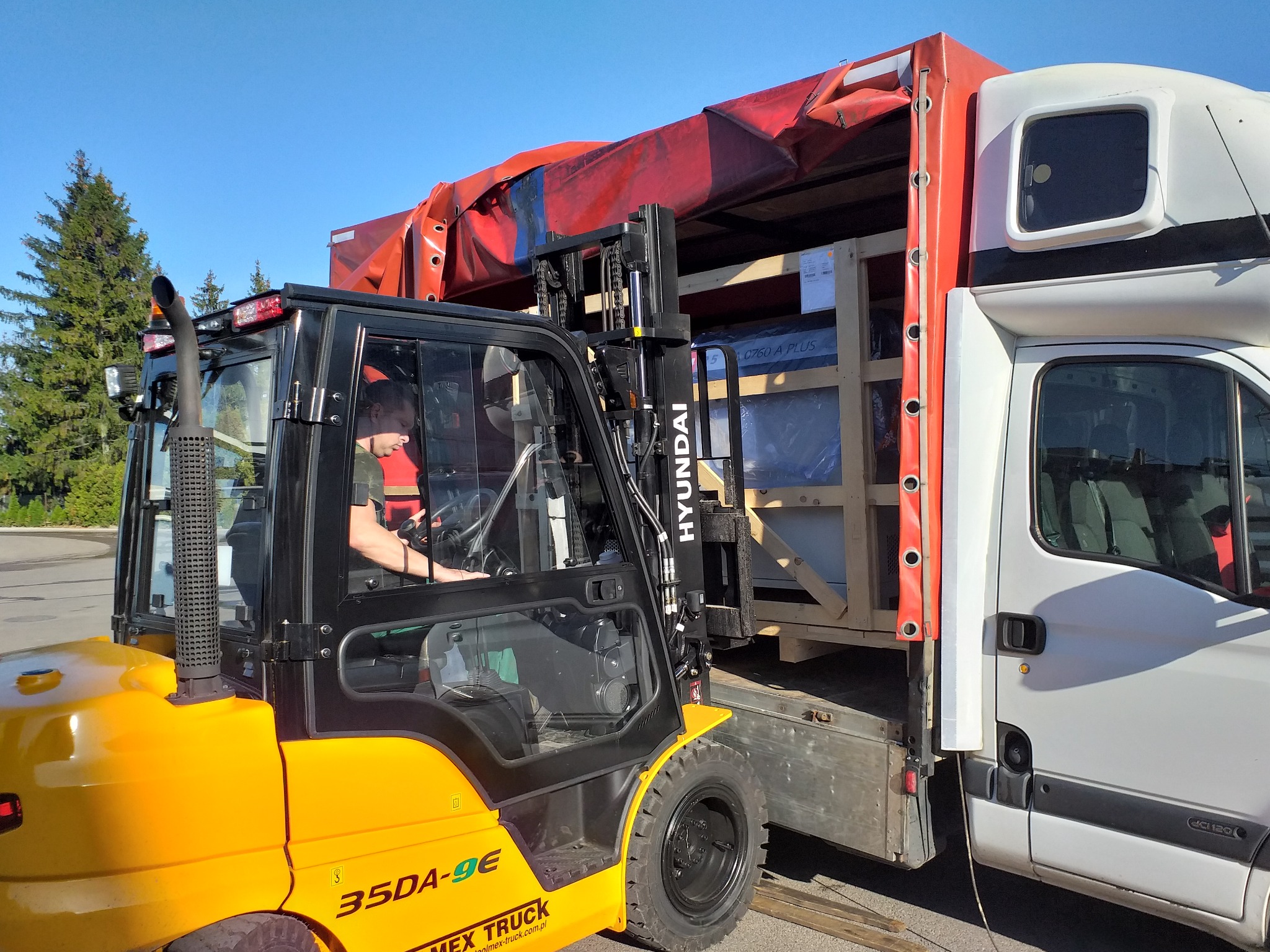 Ładowanie tył i boki, windy załadowcze.