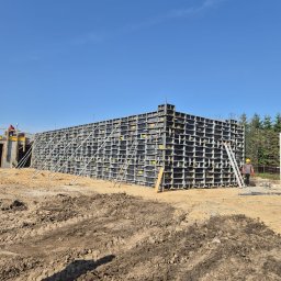 Wykonanie ścian żelbetowych w biurowcu  w Płocku