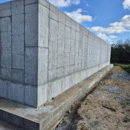 Wykonanie fundamentów i ścian żelbetowych magazynu zbożowego w Zglenicach Małych (okolice Płocka)