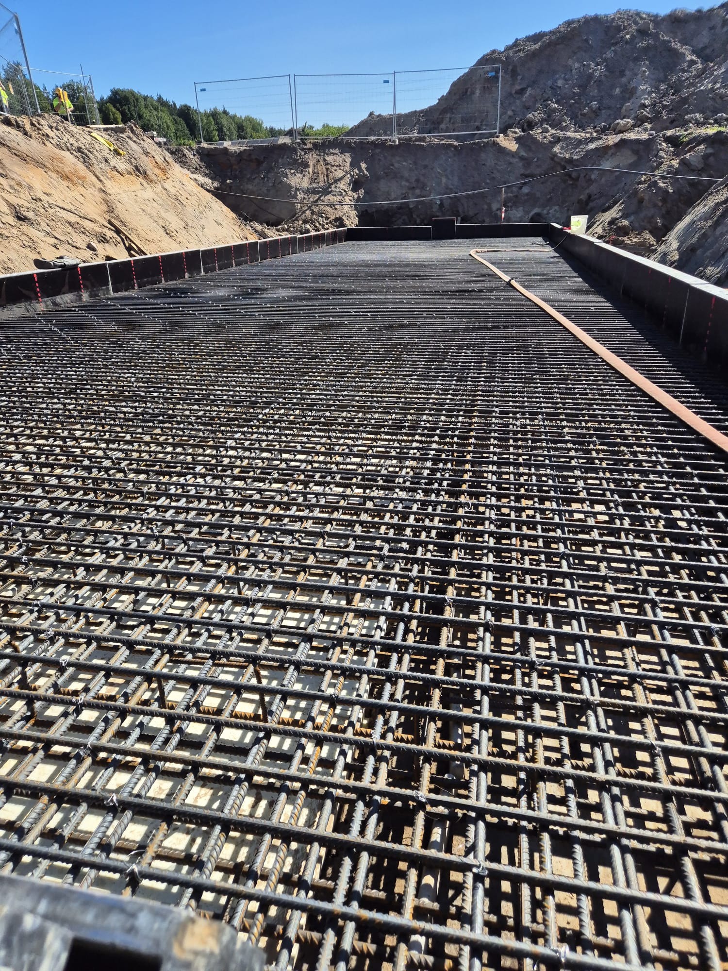 Wykonanie płyty odciążającej nad gazociągiem wysokiego ciśnienia w Ciechanowcu