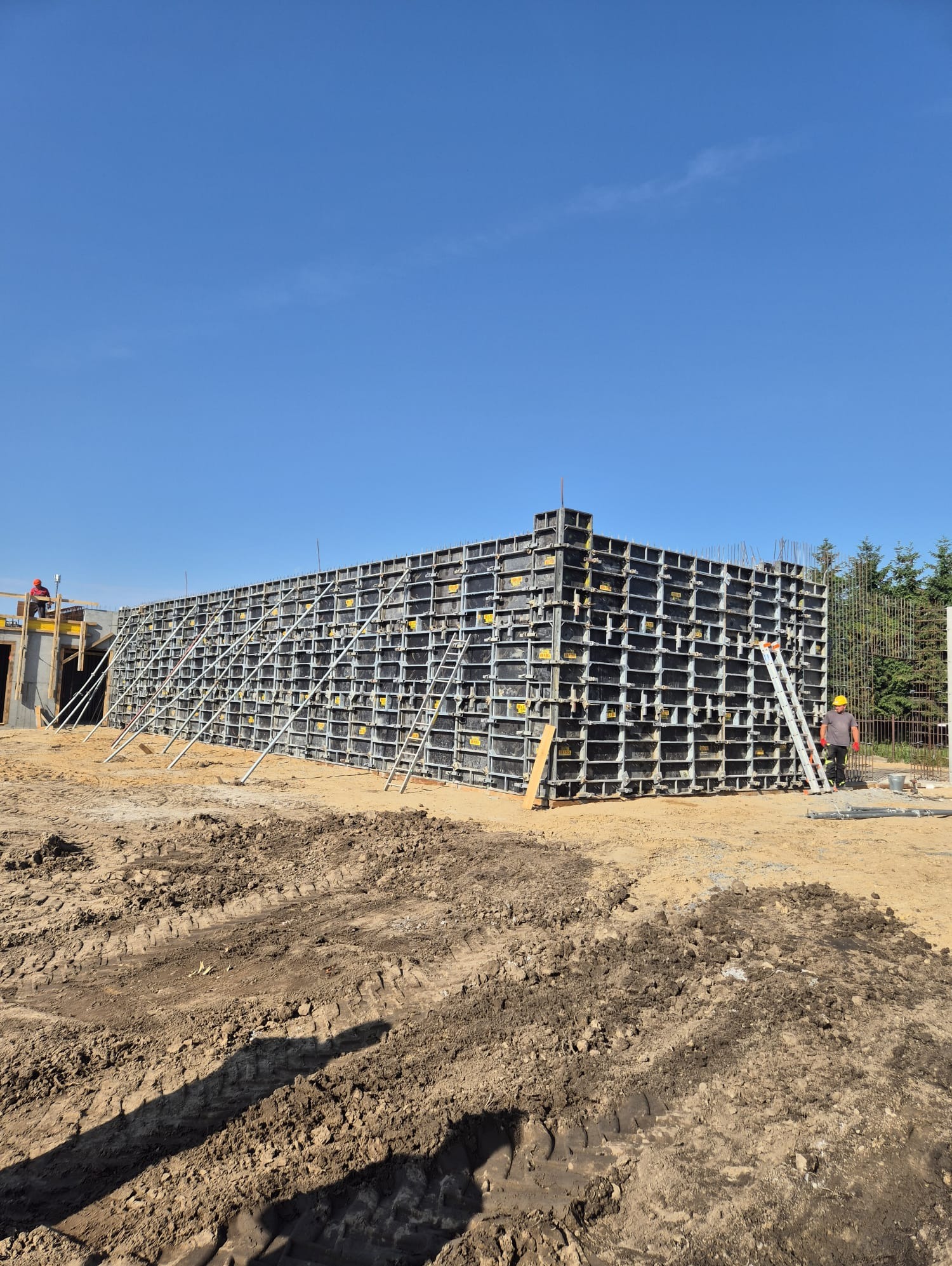 Wykonanie ścian żelbetowych w biurowcu w Płocku