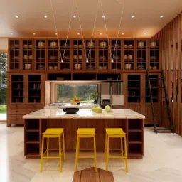 Przestronna kuchnia z wyspą z marmurowym blatem, żółtymi stołkami barowymi, zabudową meblową z drewna z otwartymi półkami i drabinką oraz dekoracyjną ścianką działową z drewnianych listew.