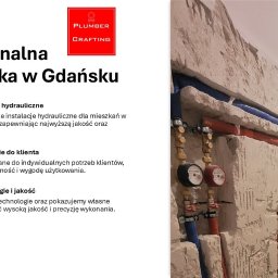 Plumber Crafting - Instalacja hydrauliczna w surowym wnętrzu: rury w izolacji (czerwona i niebieska) prowadzone wzdłuż ściany, liczniki wody. Widoczne ślady po kuciu w ścianie.