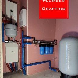 Plumber Crafting - Złożona instalacja wodna z niebieskimi rurami, filtrami i zbiornikiem ciśnieniowym na tle surowej ściany. Widoczny piec i dodatkowe elementy instalacji.