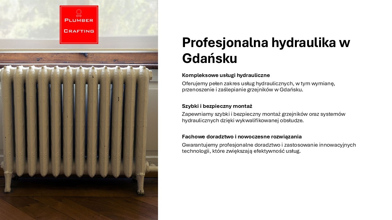 Biały, żeliwny grzejnik żeberkowy w jasnym wnętrzu, z widocznym parkietem. Grzejnik po renowacji, z delikatnym wzorem na żebrach. Ujęcie z bliska, podkreślające detale.