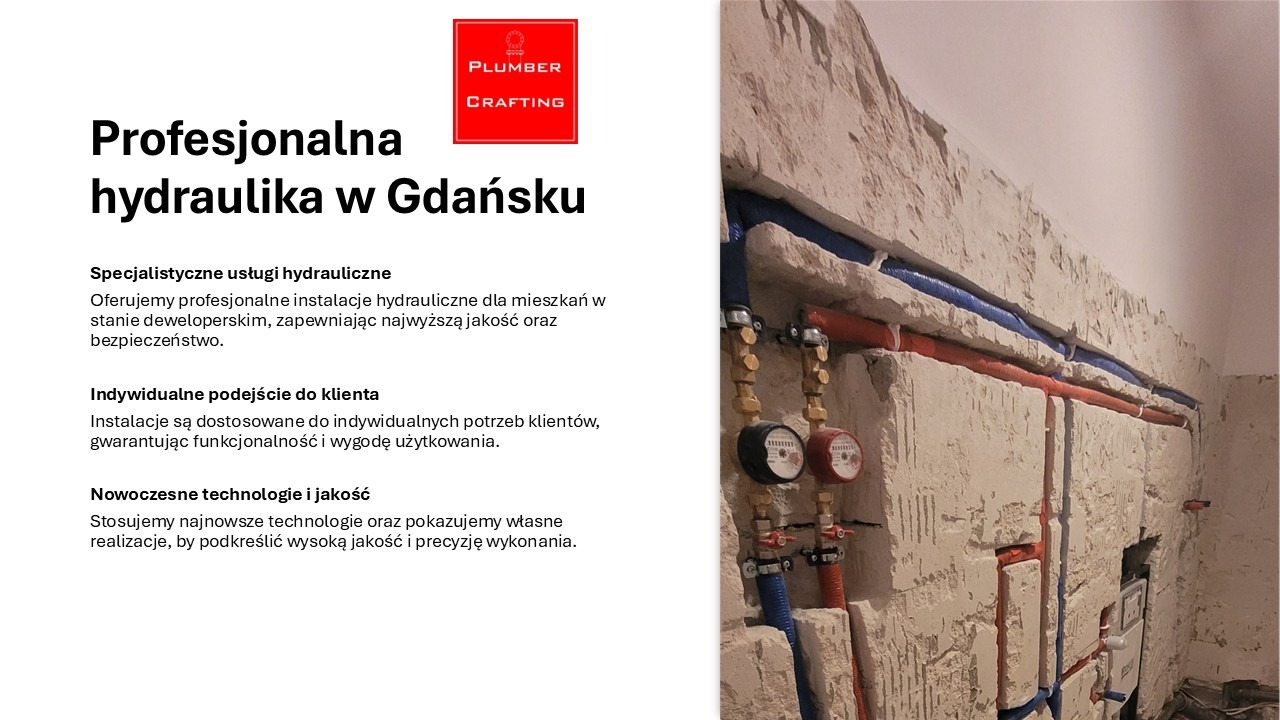 Instalacja hydrauliczna w surowym wnętrzu: rury w izolacji (czerwona i niebieska) prowadzone wzdłuż ściany, liczniki wody. Widoczne ślady po kuciu w ścianie.