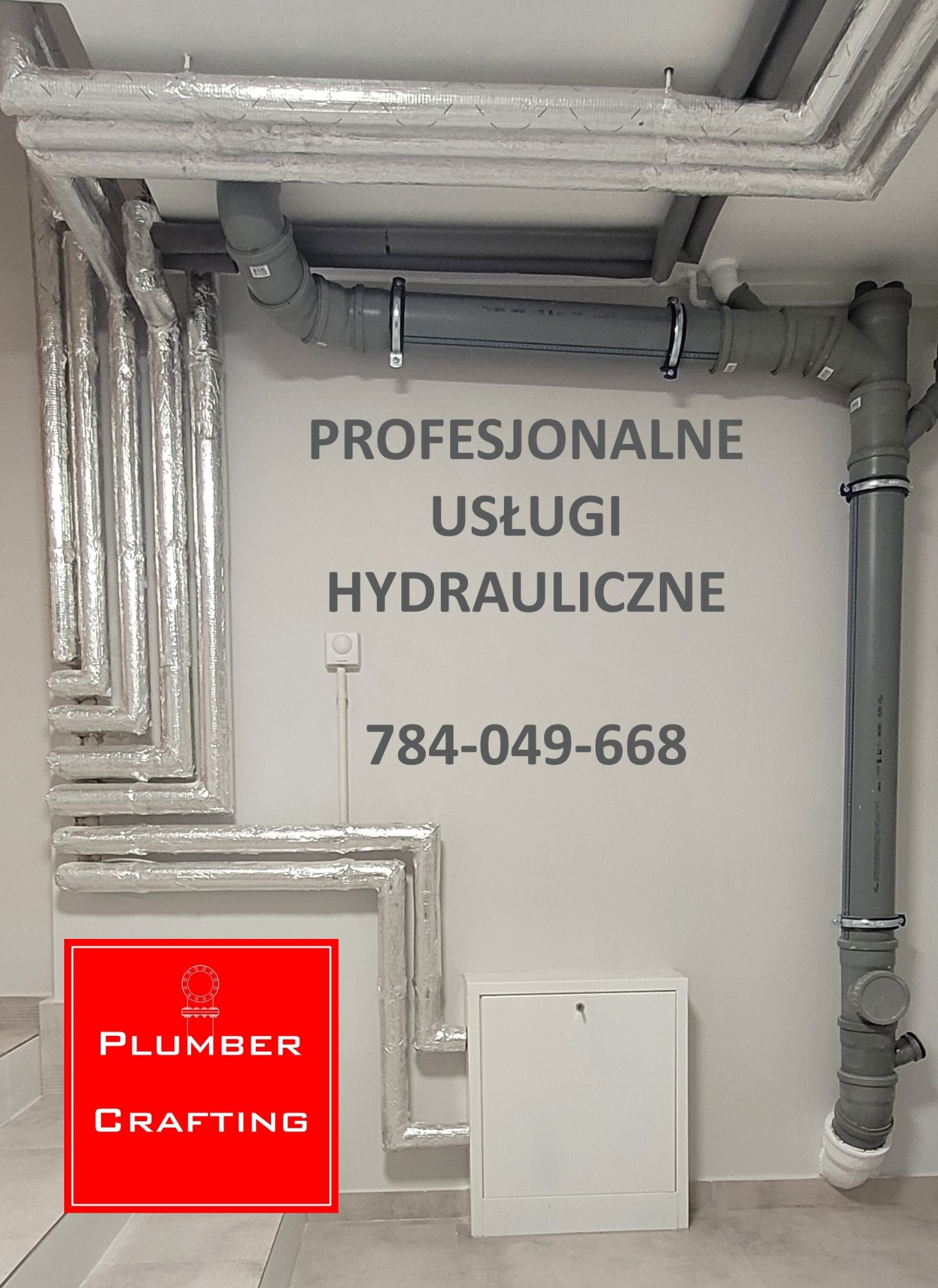 Szare rury kanalizacyjne i grzewcze z izolacją, zamontowane pod sufitem. Na ścianie numer telefonu i logo firmy hydraulicznej.