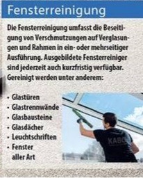 Mężczyzna w czarnej koszulce z napisem KABO myje okno za pomocą ściągaczki. Obok znajduje się tekst w języku niemieckim o usłudze czyszczenia okien i innych powierzchni szklanych.