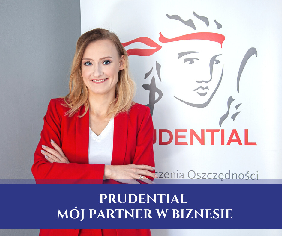 Uśmiechnięta blondynka w czerwonym żakiecie, skrzyżowane ręce, na tle logo Prudential z napisem 'Mój partner w biznesie'.