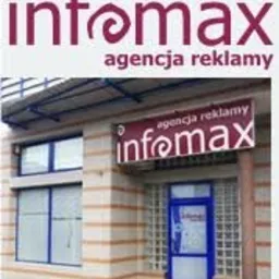 Budynek agencji reklamowej Infomax z szyldem nad wejściem, widoczne okna z niebieskimi ramami i beżowa elewacja.