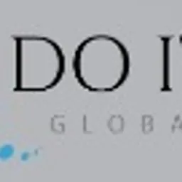 Logo firmy IT: 'DO IT GLOBAL' z błękitnymi kropkami po lewej stronie na szarym tle.