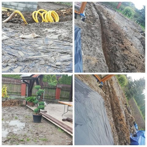 Fotokolaż z budowy: żółte rury na folii, wykop w ziemi zabezpieczony folią, ogród z błotem i roślinami w donicach.