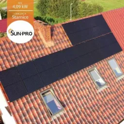 Panel słoneczny o mocy 4,09 kW, z logo Sun-Pro, zamontowany na czerwonym dachu z dachówką ceramiczną oraz oknami dachowymi w miejscowości Starnice.