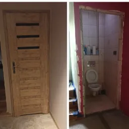 Dwa ujęcia: drewniane drzwi z poziomymi, czarnymi wstawkami przy ścianie w neutralnym kolorze oraz widok na remontowaną łazienkę z toaletą i płytkami, ściana pomalowana na czerwono, widoczne ślady...