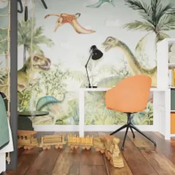 Pokój dziecięcy z tapetą w dinozaury, biurkiem, pomarańczowym krzesłem, regałem z zabawkami i drewnianą kolejką na drewnianej podłodze.