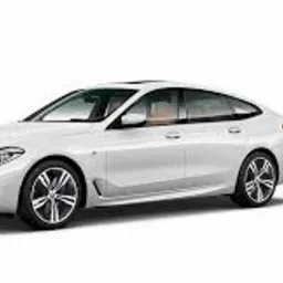 Białe BMW serii 6 Gran Turismo z widocznymi felgami aluminiowymi i szyberdachem, sfotografowane na białym tle.