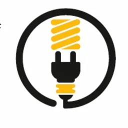 Stylizowana, czarno-żółta ikona żarówki energooszczędnej z wbudowaną wtyczką, umieszczona w okręgu.