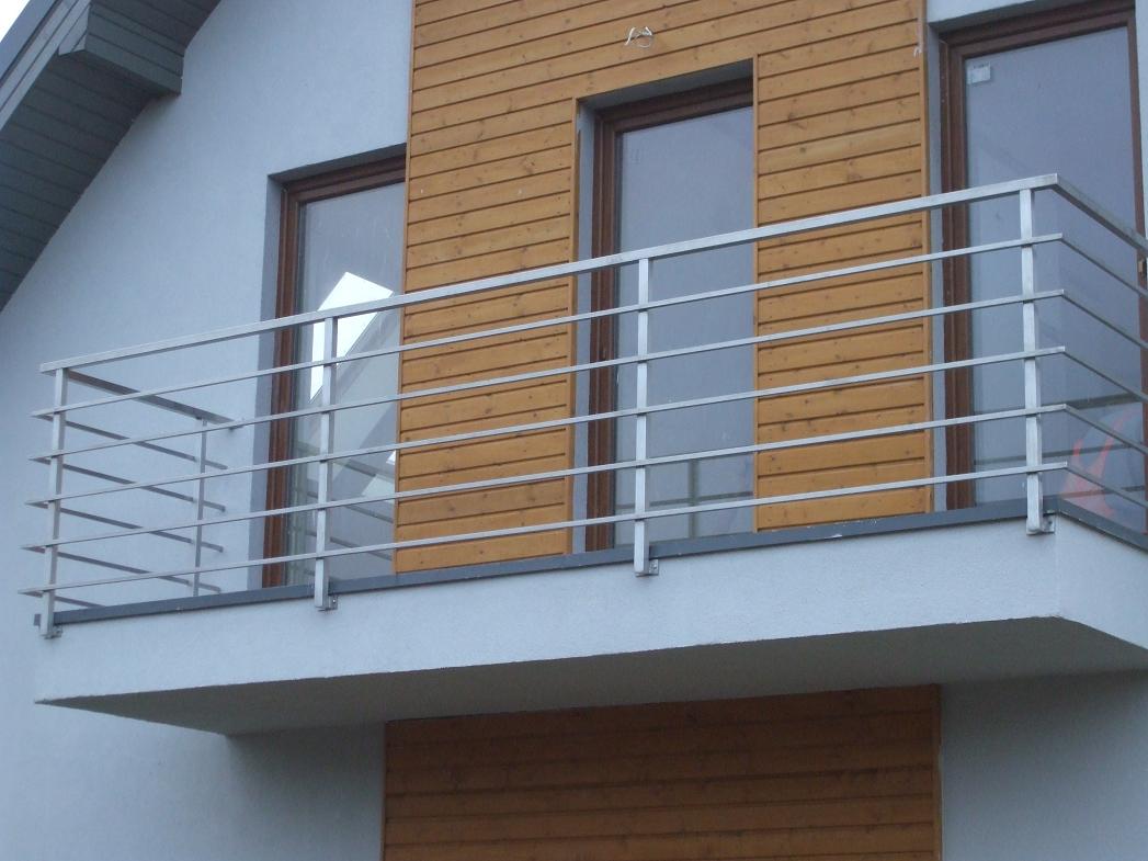 Nowoczesna balustrada balkonowa ze stali nierdzewnej z poziomymi prętami, zamontowana na balkonie domu z drewnianą elewacją.