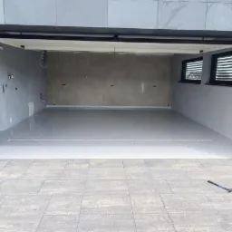 Garaż, żywica poliuretanowa z płatkami dekoracyjnymi