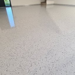 Podłogi żywiczne, mikrocement Epoxyfloor - Garaż , żywica poliuretanowo z płatkami dekoracyjnymi