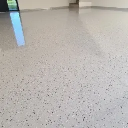 Garaż , żywica poliuretanowo z płatkami dekoracyjnymi