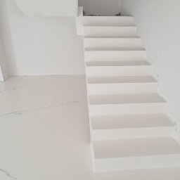 Podłogi żywiczne, mikrocement Epoxyfloor - Dom, podłoga z imitacją marmuru + białe schody