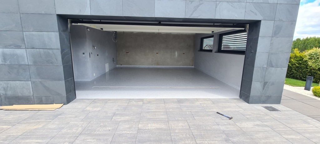 Garaż, żywica poliuretanowa z płatkami dekoracyjnymi